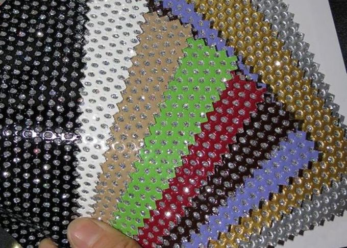 Bon Handfeeling a perforé la couleur adaptée aux besoins du client par tissu matériel en cuir